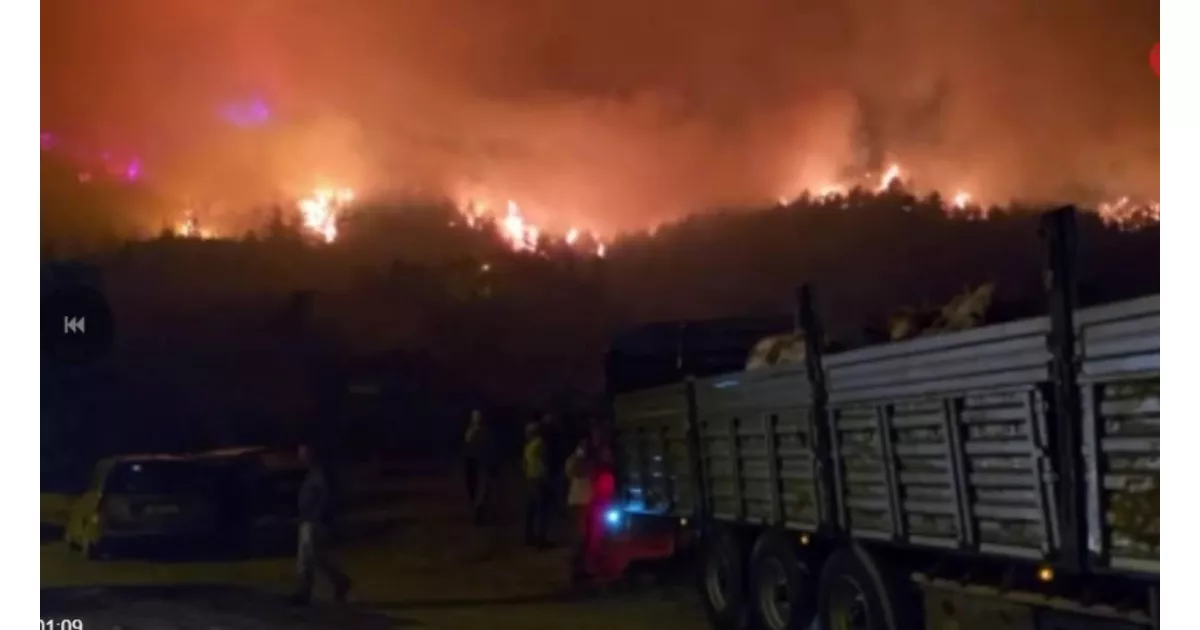 Karabük'teki yangın büyüyor, Ankara Karayolu çift yönlü trafiğe kapatıldı.