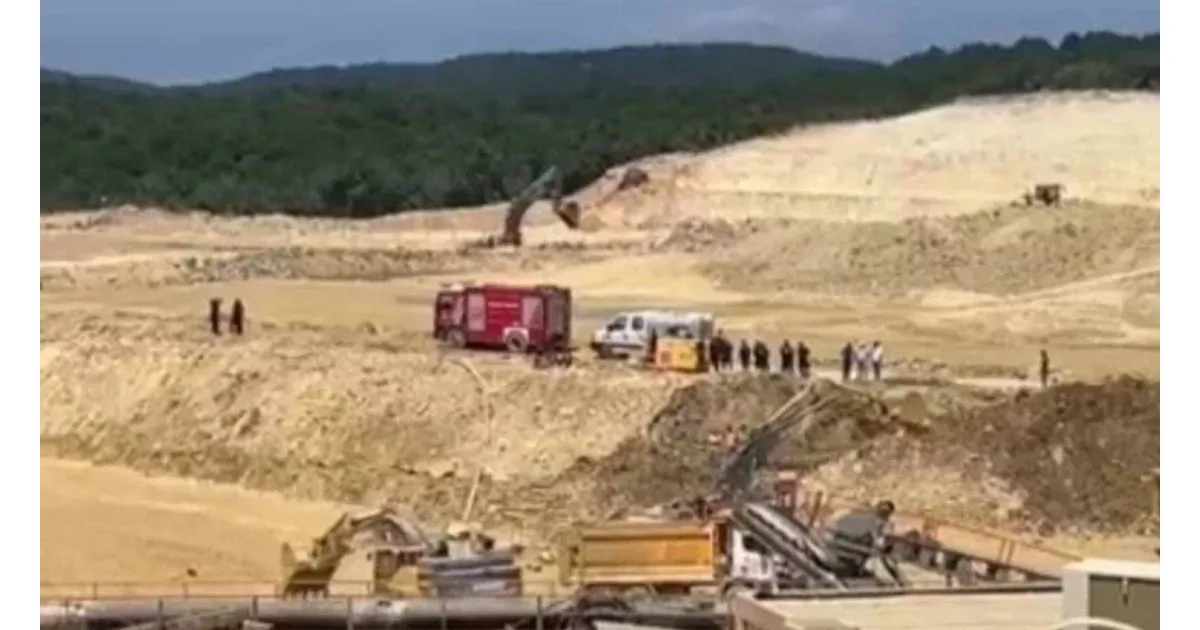 Çatalca'da kum ocağında göçük yaşandı, bir işçi balçık içinde mahsur kaldı.