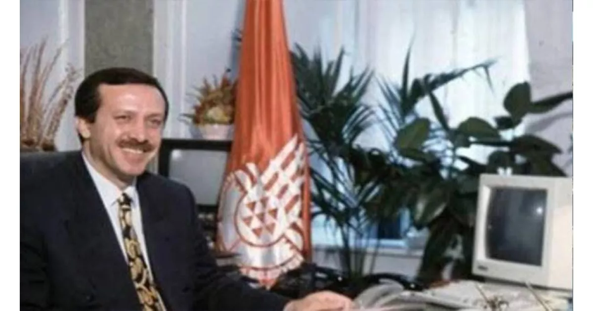 CHP, Erdoğan’ın İBB başkanıyken maaşına ek olarak 7 şirketten huzur hakkı alarak toplamda 8 maaş aldığını açıkladı.