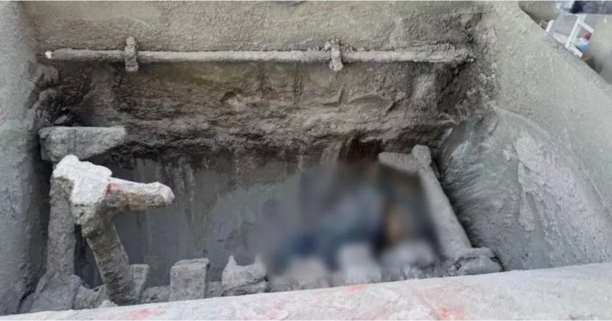 Isparta Kuleönü'nde 51 yaşındaki Bekir Aydınlı, beton mikserine düşerek hayatını kaybetti.