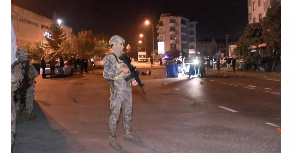 Arnavutköy'de silahlı saldırıda polis yelekli kişi hayatını kaybetti. Olayla ilgili soruşturma sürüyor.