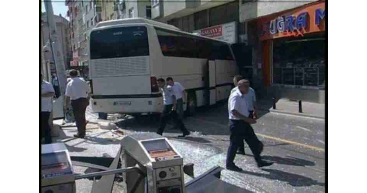 İstanbul'da halk otobüsü tramvay yoluna girdi