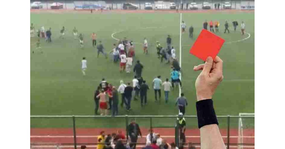 1 maç 11 kırmızı kart... Kavga çıktı, kartlar adeta yağmur gibi yağdı...