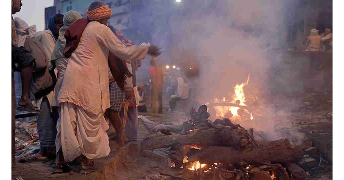 Öldü diye yaktıkları yaşlı kadın eve döndü!