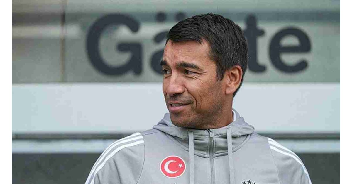 Beşiktaş'ta Giovanni van Bronckhorst'tan Mustafa Hekimoğlu yorumu: Kendisinin performansından dolayı çok mutluyum! 