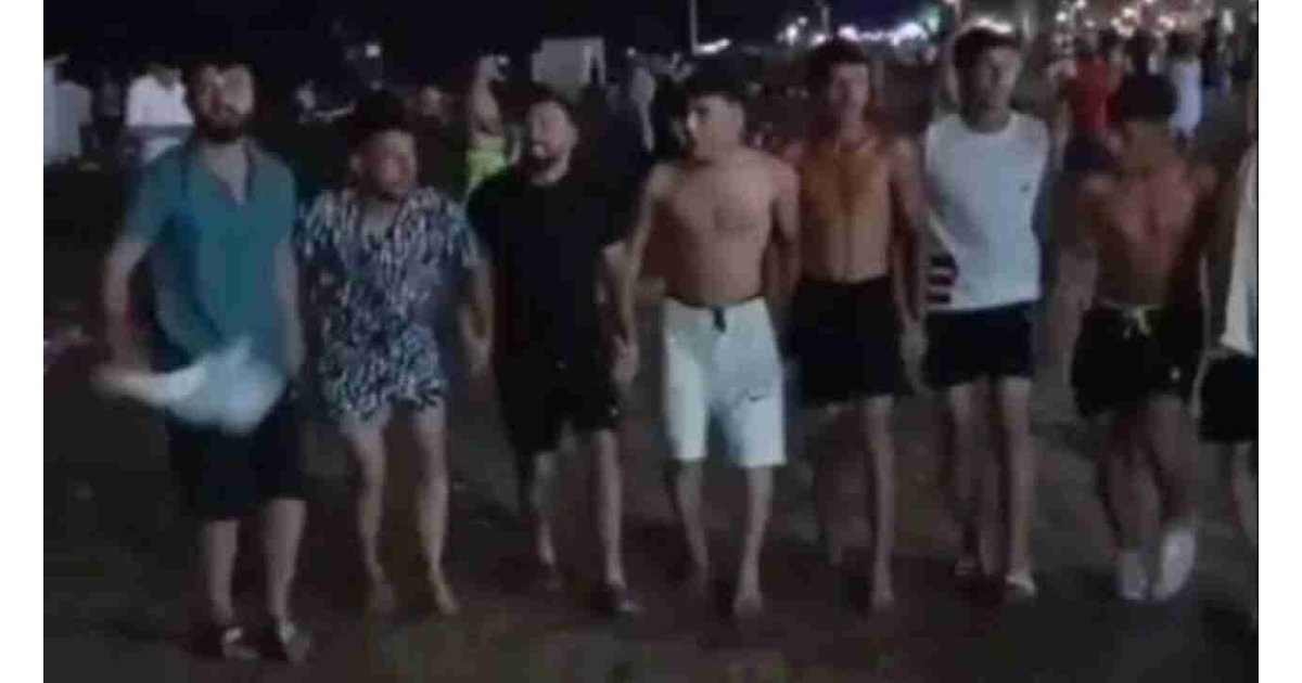 Sahilde halay çeken gençler gözaltına alındı 