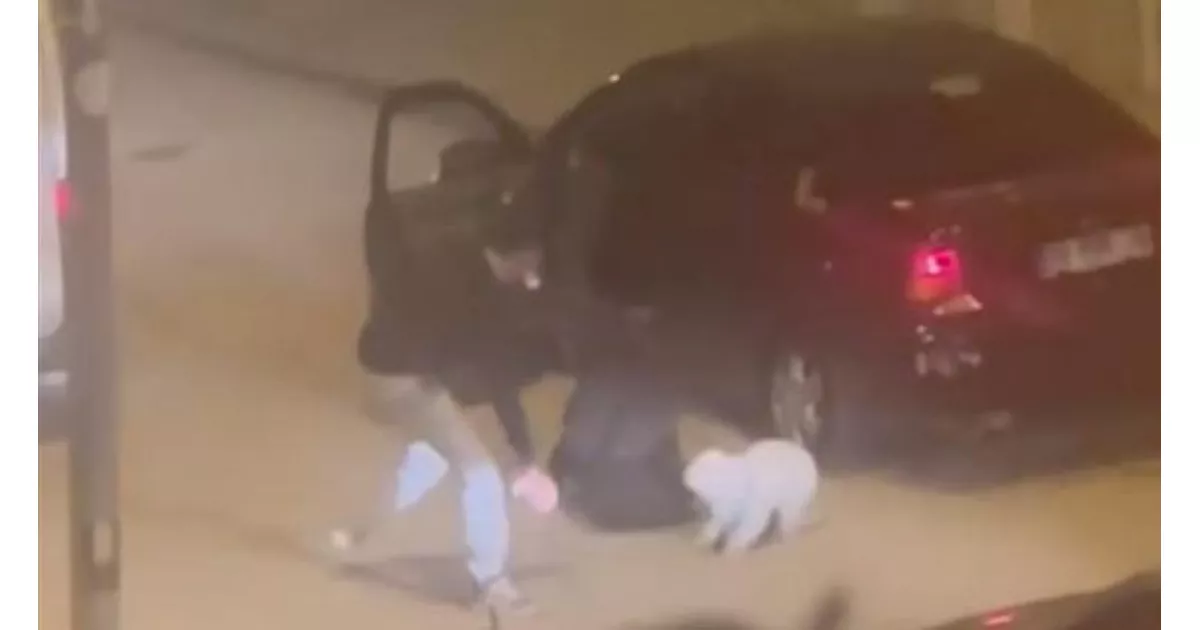 Ankara'da dehşet anları! Otomobille kaçırılmak istenen kadını mahalleli kurtardı