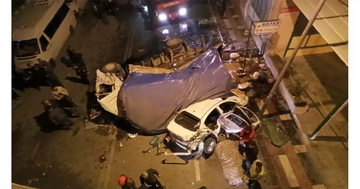 Şanlıurfa'da feci kaza! Kamyon çarptığı otomobille birlikte üst geçitten aşağı düştü