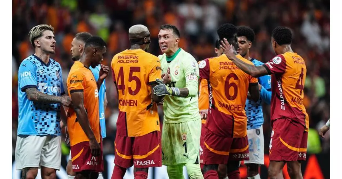 Galatasaray-Başakşehir maçında Osimhen'in öfkesi patladı, gergin anlar yaşandı.
