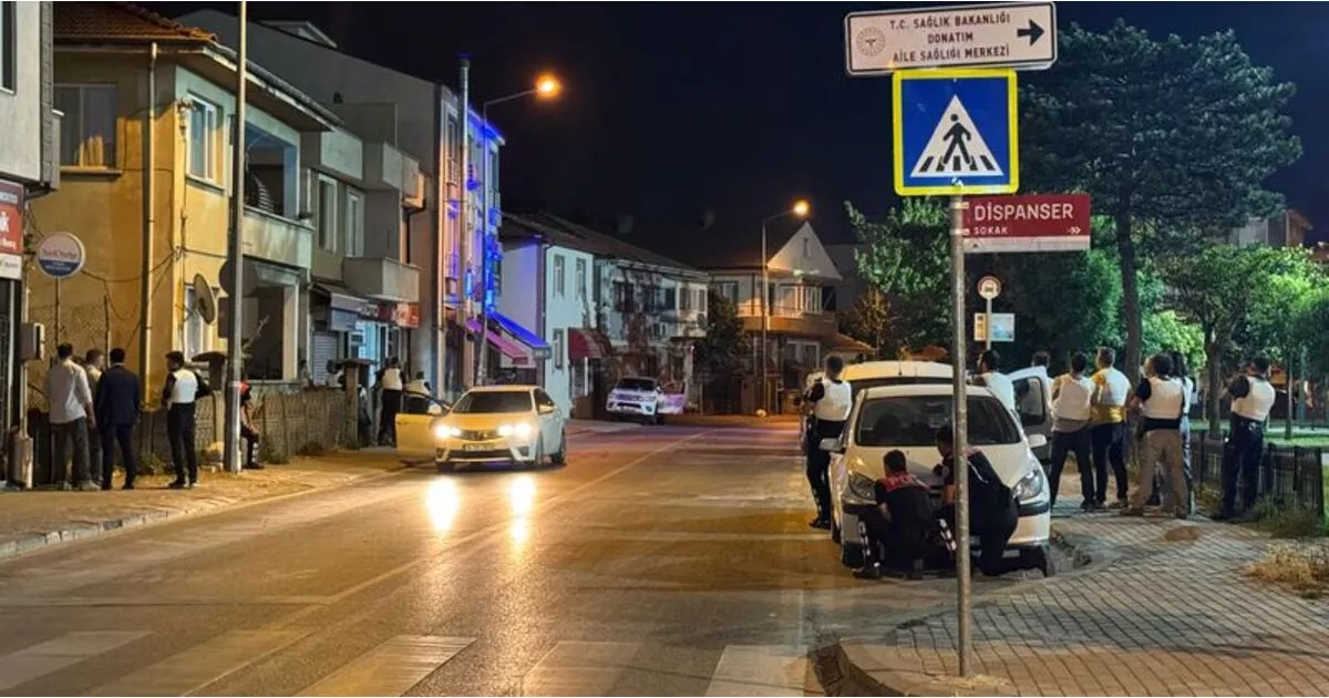 Sakarya'da polislere ateş açan şüpheli, bacağından vuruldu. Şüpheli, kaçmaya çalışırken vurulmasına rağmen ateş etmeye devam etti.