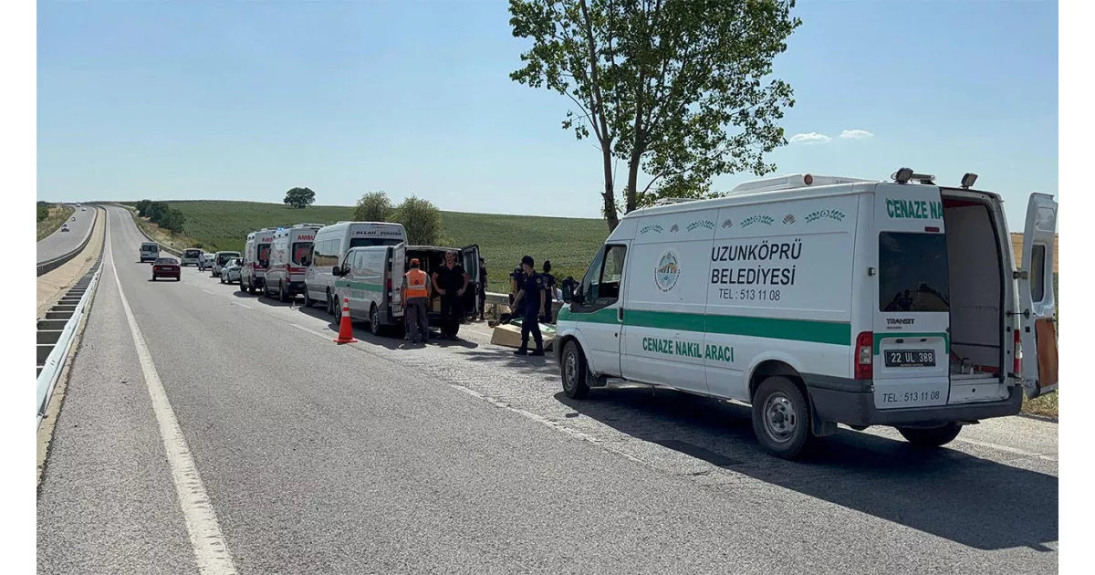 Edirne'de meydana gelen kazada, otomobil ağaca çarptı. Feci olayda 2'si çocuk olmak üzere 5 kişi hayatını kaybetti, 1 kişi yaralandı. Sürücünün kimliği henüz belirlenemedi.