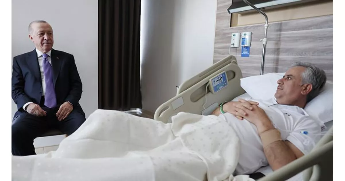 Cumhurbaşkanı Erdoğan, Muğla'da denizde geçirdiği kaza sonucu yaralanan AK Parti Genel Başkan Yardımcısı Hasan Basri Yalçın'ı İstanbul'daki hastanede ziyaret etti.