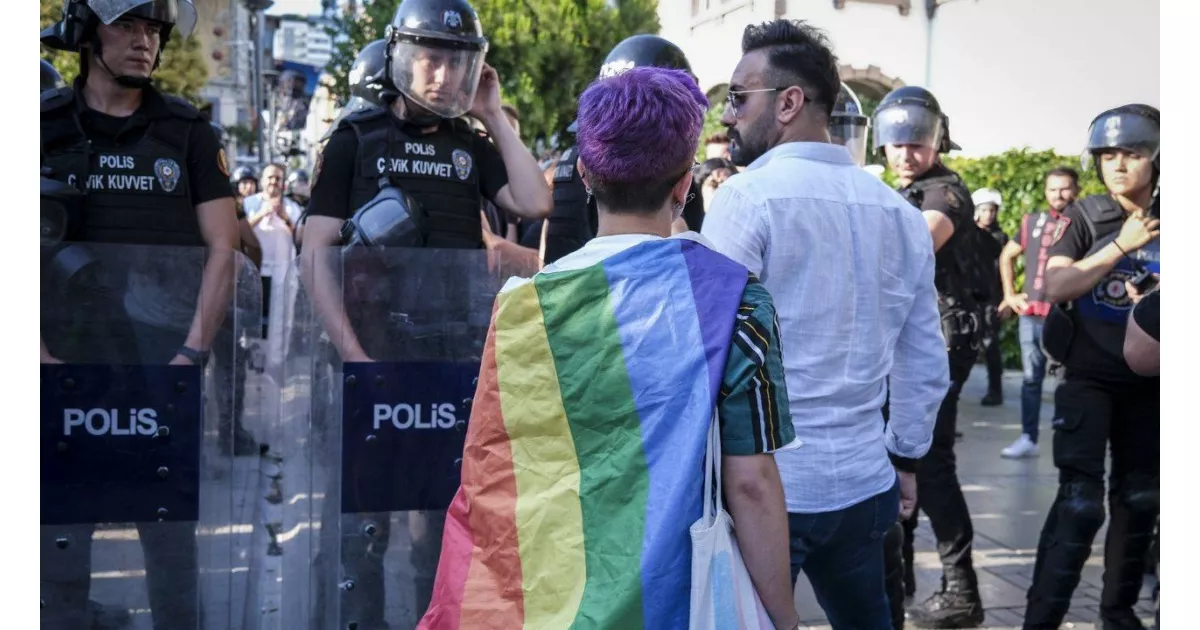 Taksim, Onur Yürüyüşü öncesinde polis ve barikatlarla ablukaya alındı. Tüm etkinlikler yasaklandı.