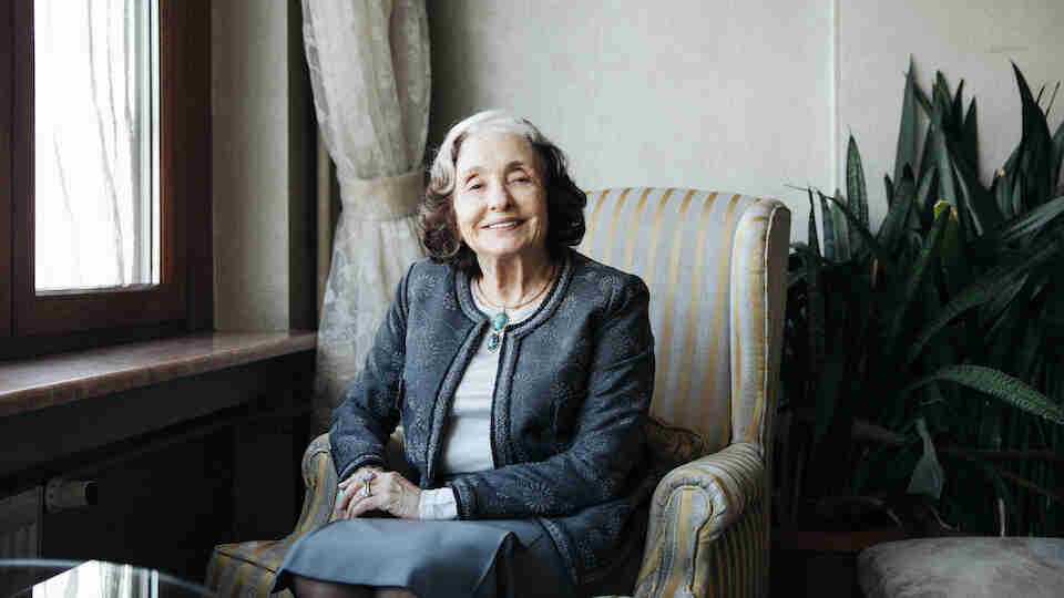 Gülten Dayıoğlu Kimdir? Hayatı, Kitapları, Eserleri...