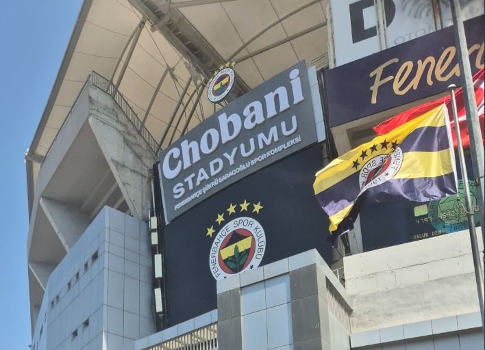 Fenerbahçe stadının tabelası “Chobani Stadyumu” olarak değiştirildi.