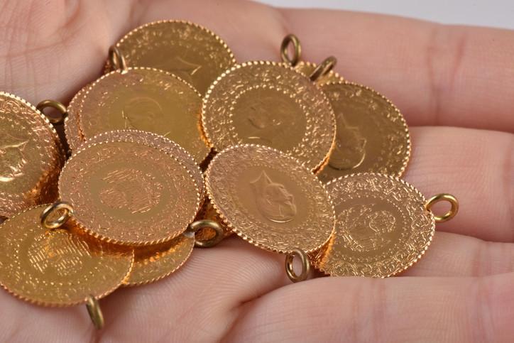 Fed etkisiyle altın fiyatları düştü. Cumhuriyet, çeyrek ve gram altın güncel fiyatları değişti.