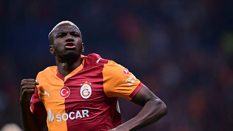 Galatasaray, Beşiktaş derbisi öncesi Victor Osimhen transferinde önemli adımlar attı.