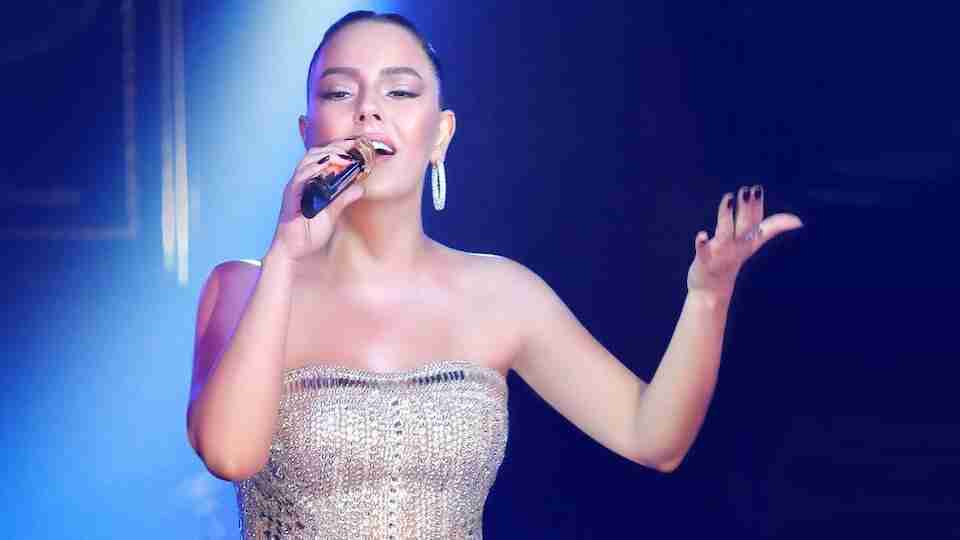 Ebru Gündeş'ten alkışlanacak hareket: Diğer arkadaşlarıma ayıp olur!