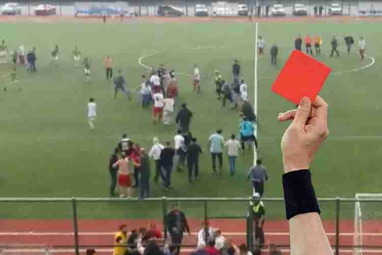 1 maç 11 kırmızı kart... Kavga çıktı, kartlar adeta yağmur gibi yağdı...