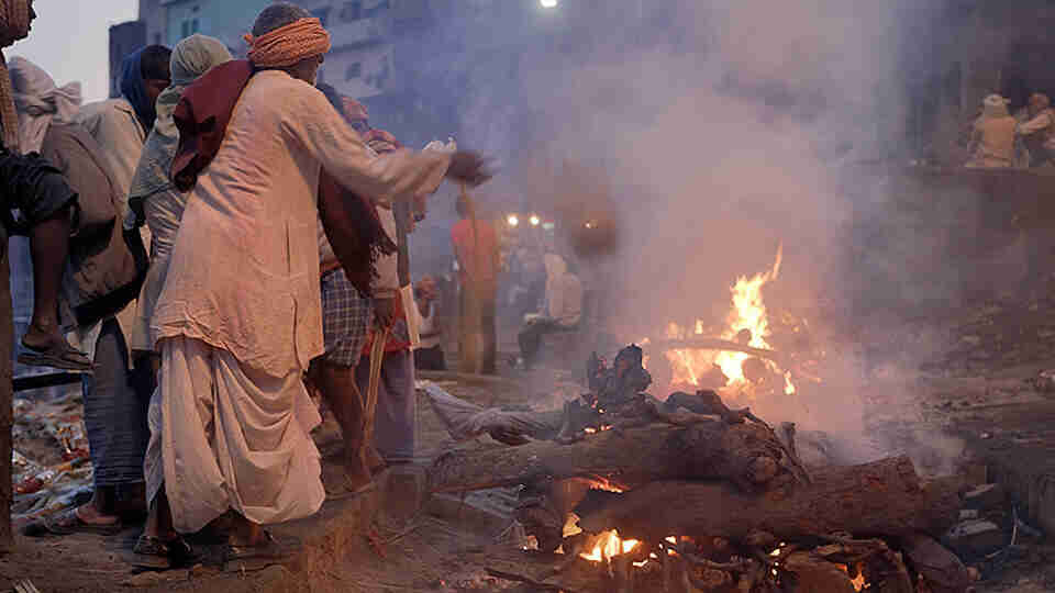 Öldü diye yaktıkları yaşlı kadın eve döndü!