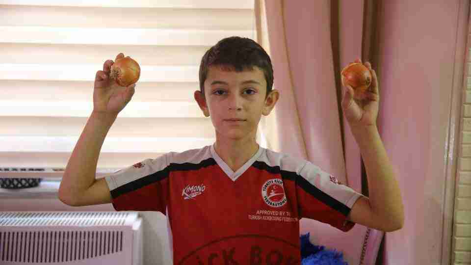 Eymen'in Soğan ve sarımsak aşkı gündem oldu: her gün 10 diş sarımsak, bir kilo soğan yiyor 