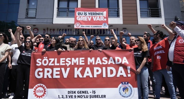 İzmir Büyükşehir Belediye Başkanı, işçi grevine ilişkin yaptığı açıklamada uzlaşma girişimlerinin sonuçsuz kaldığını duyurdu.
