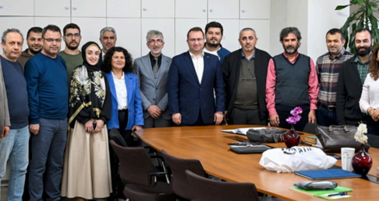 CHP’li başkan rüşvet suçlamasıyla tutuklandı, ancak aynı saatte başka bir yerde olduğu kanıtlandı.