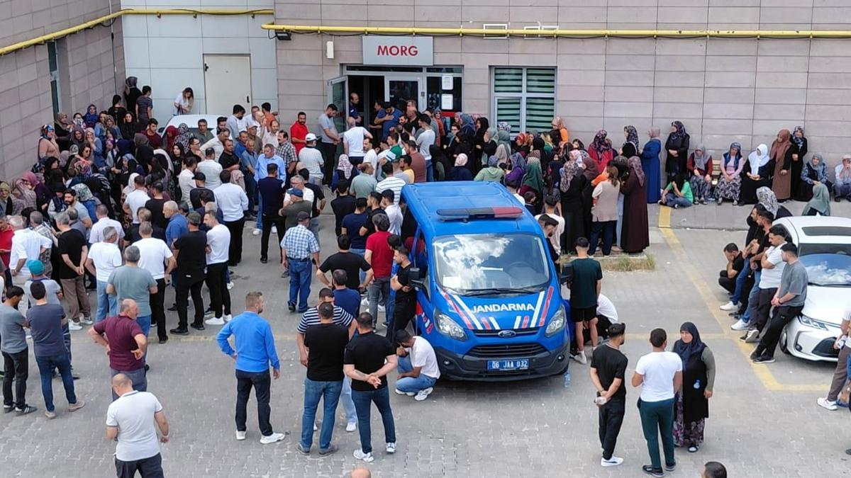 Ankara'nın Polatlı ilçesindeki bir fabrikada gaz sızıntısı sonucu 2 işçi hayatını kaybetti. Olayla ilgili soruşturma başlatıldı.