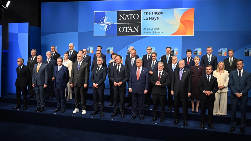 Cumhurbaşkanı Erdoğan, NATO Liderler Zirvesi'nde aile fotoğrafı çekimine katıldı. Zirve, Hollanda'nın Lahey kentinde gerçekleştiriliyor.