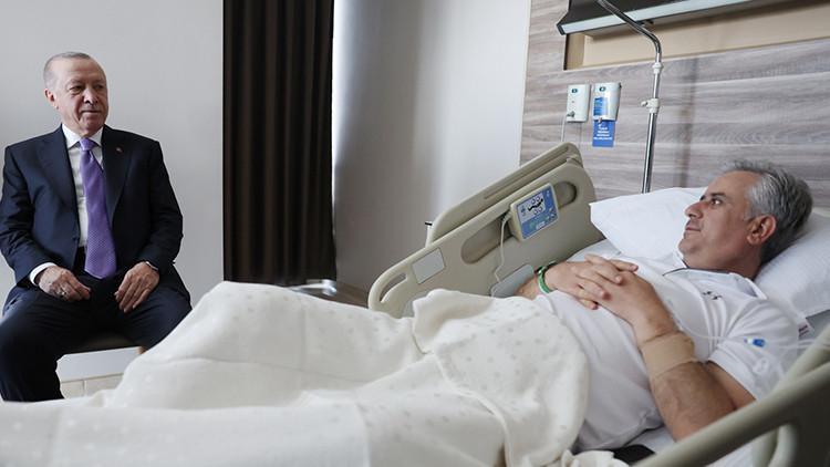 Cumhurbaşkanı Erdoğan, Muğla'da denizde geçirdiği kaza sonucu yaralanan AK Parti Genel Başkan Yardımcısı Hasan Basri Yalçın'ı İstanbul'daki hastanede ziyaret etti.