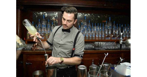 Barmen ne demek? Barmen nasıl olunur? Barmen maaşları...