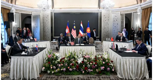 Kamboçya ve Tayland'da çatışmalar sona erdi, barış görüşmeleri resmen başladı. Kamboçya ve Tayland'da çatışmalar sona erdi, barış görüşmeleri resmen başladı.
