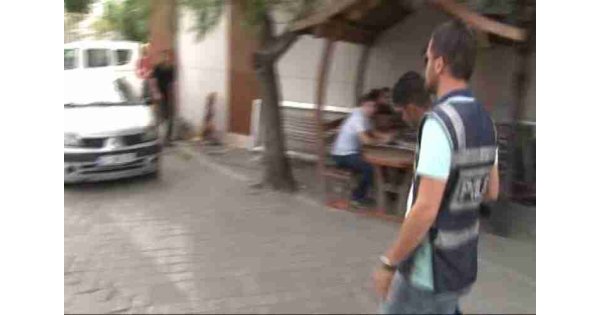 Diyanet İşleri Başkanlığı'ndan arıyoruz diyerek gül kokulu tespih satan dolandırıcılar gözaltına alındı Diyanet İşleri Başkanlığı'ndan arıyoruz diyerek gül kokulu tespih satan dolandırıcılar gözaltına alındı