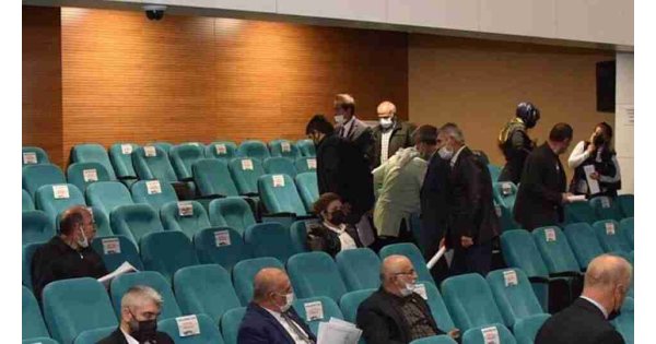 MHP'liler bildiriyi kabul edince AK Partililer salonu terk etti!