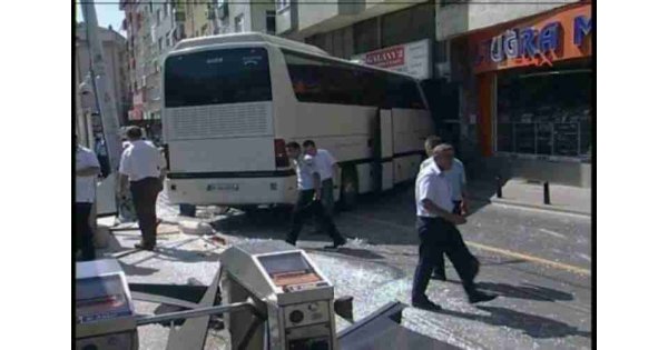 İstanbul'da halk otobüsü tramvay yoluna girdi İstanbul'da halk otobüsü tramvay yoluna girdi