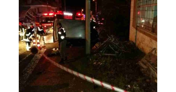 Otomobilin çarptığı baz istasyonu itfaiye aracının üstüne devrildi Otomobilin çarptığı baz istasyonu itfaiye aracının üstüne devrildi