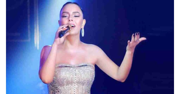 Ebru Gündeş'ten alkışlanacak hareket: Diğer arkadaşlarıma ayıp olur!