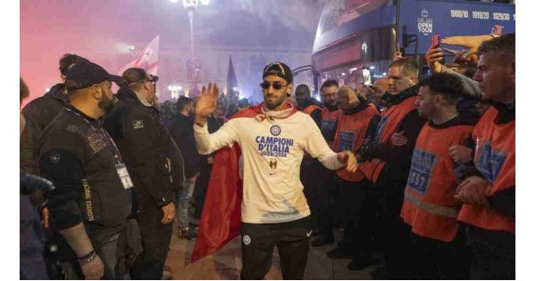 Inter'den 10 saatlik kutlama: Hakan Çalhanoğlu Türk bayrağıyla katıldı Inter'den 10 saatlik kutlama: Hakan Çalhanoğlu Türk bayrağıyla katıldı
