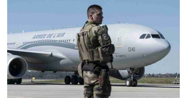 Paris uçağında bomba alarmı: Havalimanı boşaltıldı Paris uçağında bomba alarmı: Havalimanı boşaltıldı