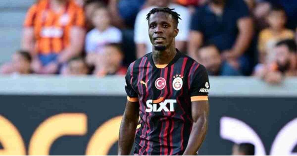 Wilfried Zaha'dan Galatasaray taraftarına sitem! Wilfried Zaha'dan Galatasaray taraftarına sitem!