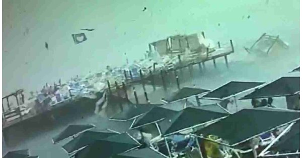 Tatilciler iskeleden kaçmaya başladı, saniyeler sonra her şey havalandı Tatilciler iskeleden kaçmaya başladı, saniyeler sonra her şey havalandı