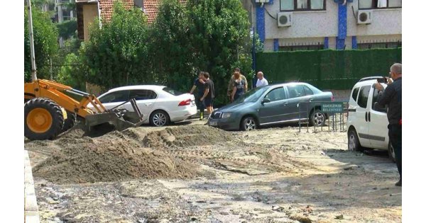 Bahçelievler'de yağışın ardından kum yol yayıldı: 2 otomobil mahsur kaldı Bahçelievler'de yağışın ardından kum yol yayıldı: 2 otomobil mahsur kaldı
