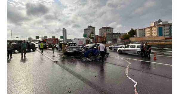 TEM'de 6 araç birbirine girdi: 2 ölü, 1'i ağır 5 yaralı TEM'de 6 araç birbirine girdi: 2 ölü, 1'i ağır 5 yaralı