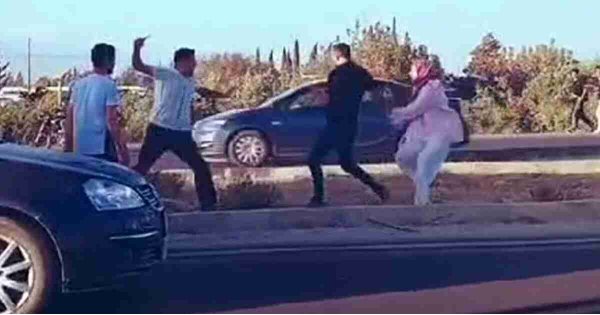 Trafikte kavga: Otobüs şoförü, otomobil sürücüsüne bıçakla saldırdı Trafikte kavga: Otobüs şoförü, otomobil sürücüsüne bıçakla saldırdı