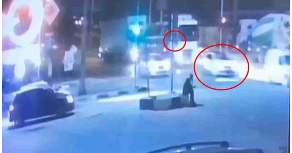 Kırmızı ışıkta gelen ölüm: Lüks otomobili biçti Kırmızı ışıkta gelen ölüm: Lüks otomobili biçti