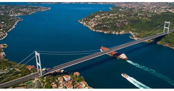 İstanbul Boğazı'nda gemi trafiği durdu.
İstanbul Boğazı'nda gemi trafiği durdu.