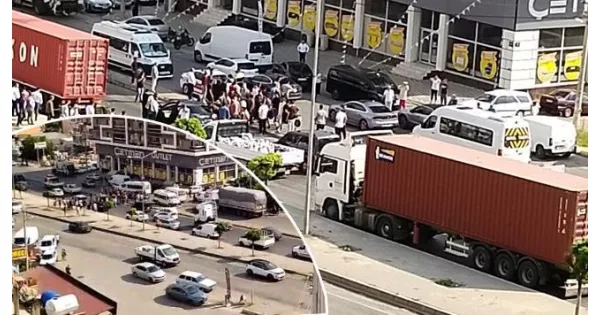 İzmir'de otomobile düzenlenen tüfekli saldırıda 3 kişi öldü, 1 kişi yaralandı.
İzmir'de otomobile düzenlenen tüfekli saldırıda 3 kişi öldü, 1 kişi yaralandı.