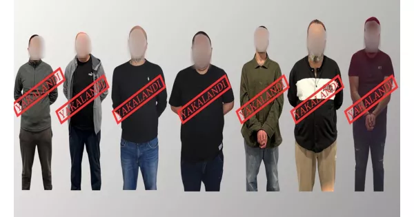 İçişleri Bakanı Ali Yerlikaya, kaçakların yakalanıp Türkiye'ye iade edildiğini açıkladı. İçişleri Bakanı Ali Yerlikaya, kaçakların yakalanıp Türkiye'ye iade edildiğini açıkladı.