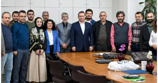 CHP’li başkan rüşvet suçlamasıyla tutuklandı, ancak aynı saatte başka bir yerde olduğu kanıtlandı.