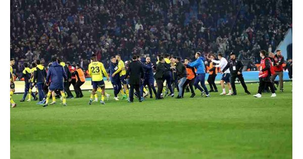 PFDK'ya sevk edilen Fenerbahçeli 3 futbolcu, Adana Demirspor maçında forma giyebilecek mi? 